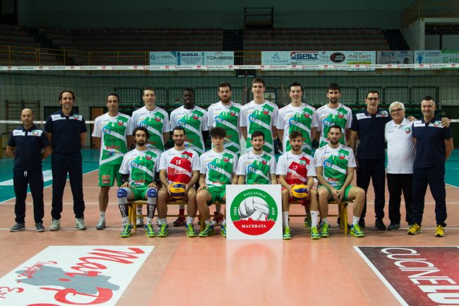 medea-Squadra-con-staff-2-650x433