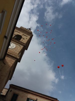 pollenza-palloncini-rossi-3-300x400