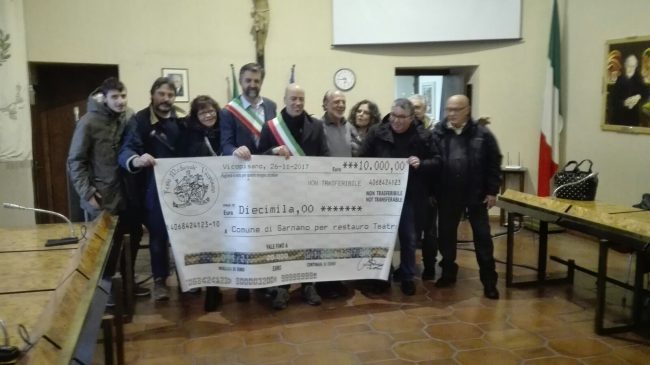 sarnano-consegna-assegno-vico-pisano-cineteatro-1-650x365