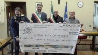 sarnano-consegna-assegno-vico-pisano-cineteatro-2-325x182