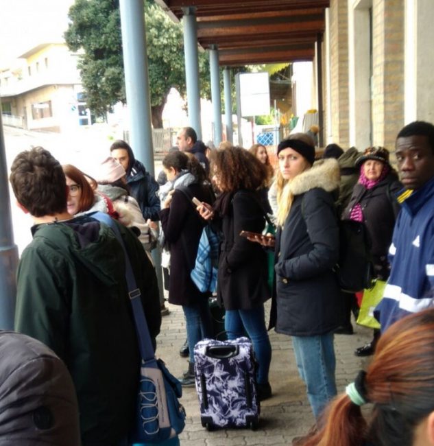 stazione-macerata-treni-fermi-e1512068676562-633x650