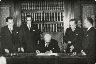 Enrico-De-Nicola-firma-latto-di-promulgazione-della-Costituzione-della-Repubblica-Italiana
