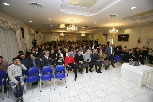 Il-meeting-con-tutto-il-personale