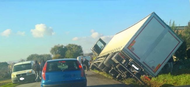 camion-incidente-villa-potenza-passo-treia