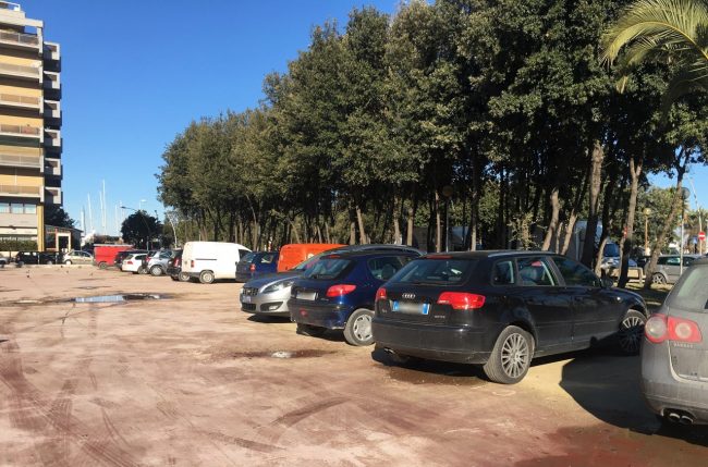 degrado-auto-parcheggiate-nel-varco-sul-mare-civitanova-1-650x429