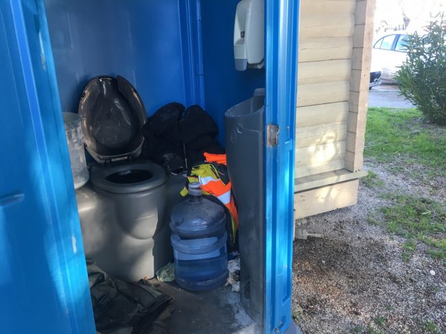 degrado-bagno-chimico-varco-sul-mare-civitanova-2-650x488