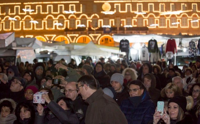 fontane-danzanti-natale-2017-piazza-civitanova-3-650x405