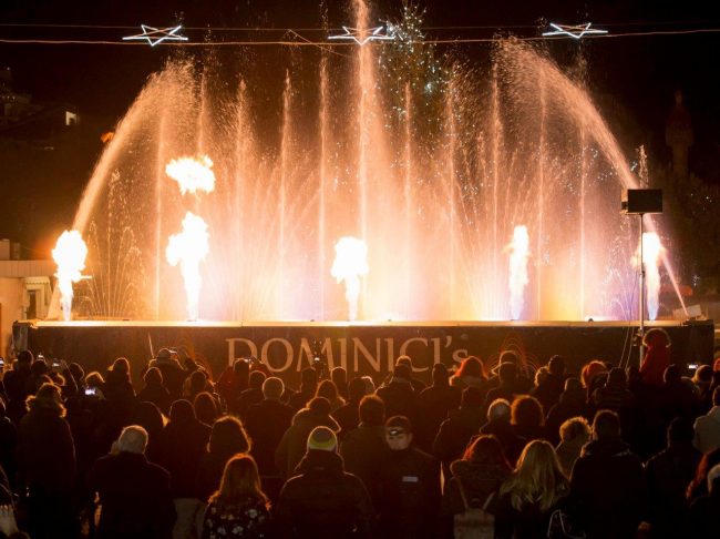 fontane-danzanti-natale-2017-piazza-civitanova-4-650x486