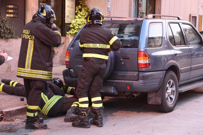 fuga-di-metano-da-auto-in-sosta-vdf-via-matteotti-civitanova-FDM-1-650x433