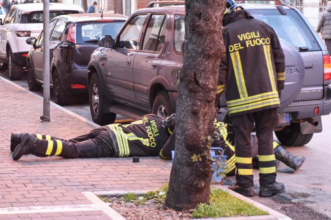 fuga-di-metano-da-auto-in-sosta-vdf-via-matteotti-civitanova-FDM-2-650x433