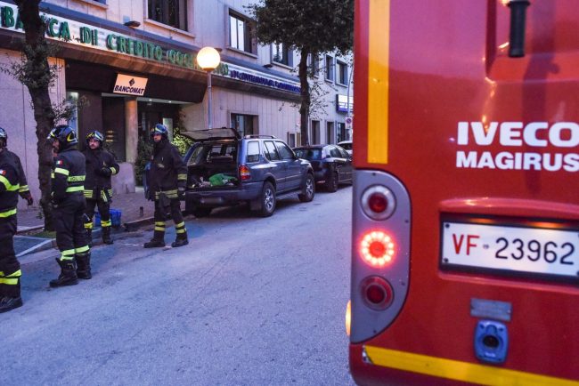fuga-di-metano-da-auto-in-sosta-vdf-via-matteotti-civitanova-FDM-3-650x434