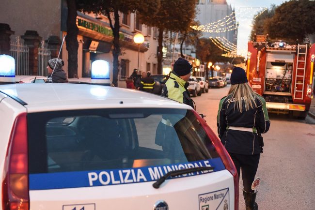 fuga-di-metano-da-auto-in-sosta-vdf-via-matteotti-civitanova-FDM-5-650x434