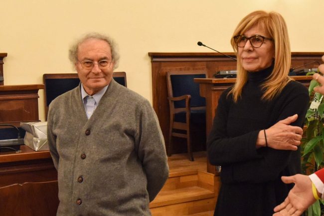 i-martedì-dellarte-di-anna-donati-premiazione-giancarlo-giulietti-civitanova-FDM-2-650x433