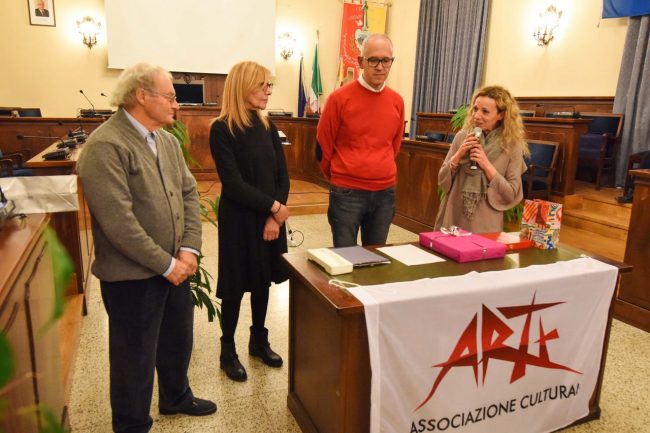 i-martedì-dellarte-di-anna-donati-premiazione-giancarlo-giulietti-civitanova-FDM-3-650x433