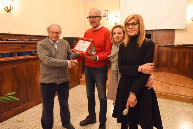 i-martedì-dellarte-di-anna-donati-premiazione-giancarlo-giulietti-civitanova-FDM-4-650x434