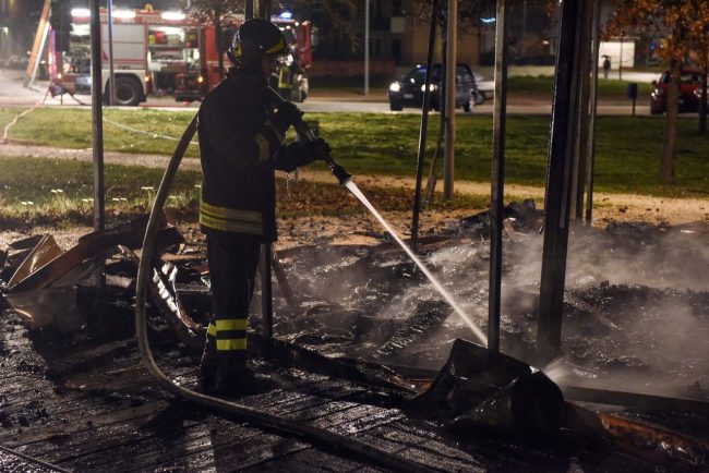 incendio-chiosco-vdf-trodica-di-mortrovalle-FDM-2-650x434