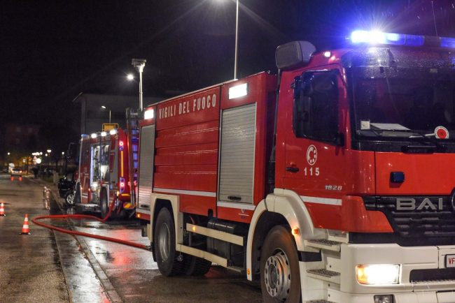 incendio-chiosco-vdf-trodica-di-mortrovalle-FDM-4-650x434