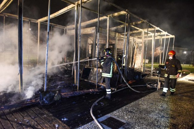 incendio-chiosco-vdf-trodica-di-mortrovalle-FDM-6-650x434