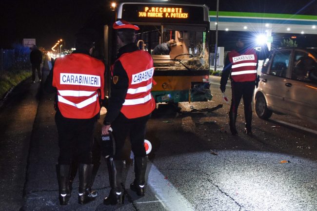 incidente-bus-auto-statale-adriatica-civitanova-ppp-2-650x433