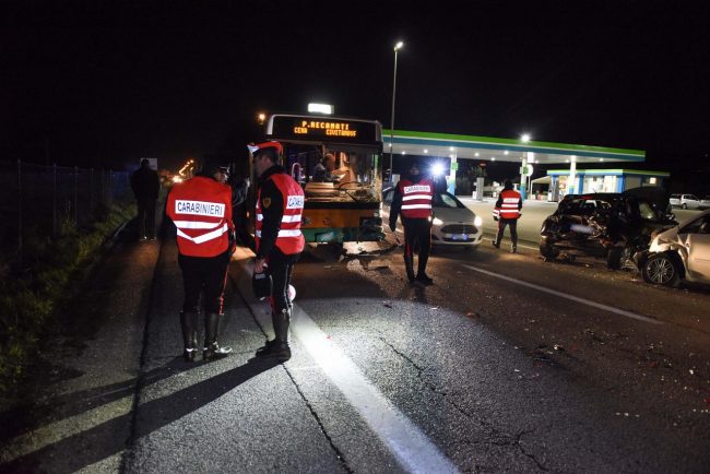 incidente-bus-auto-statale-adriatica-civitanova-ppp-3-650x434