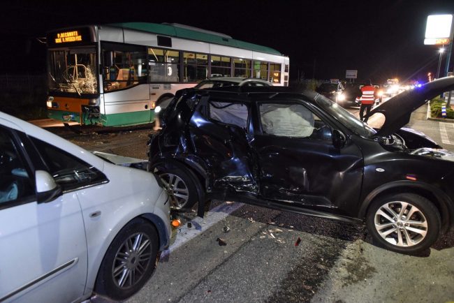 incidente-bus-auto-statale-adriatica-civitanova-ppp-5-650x434
