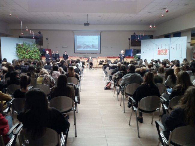 polizia-scuola-3-650x488