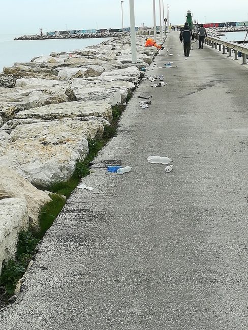 pulizia-scogli-civitanova-2-488x650