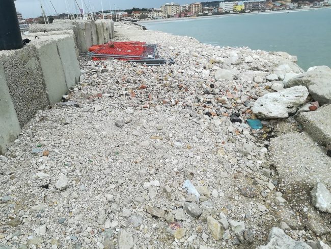 pulizia-scogli-civitanova-5-650x488