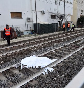 uomo-sotto-al-treno-civitanova-FDM-3-325x342