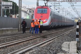 uomo-sotto-al-treno-civitanova-FDM-8-325x217