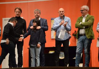 Ci-credo-e-Ci-rido_Cesare-Bocci-sul-palco-del-Lauro-Rossi-2-325x227