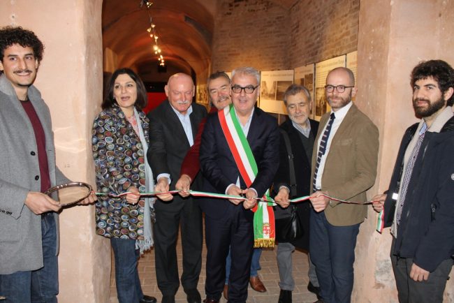 Inaugurazione-mostra-filo-spinato2-650x434