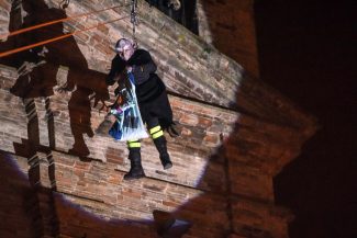 befana-piazza-civitanova-alta-FDM-10-325x217