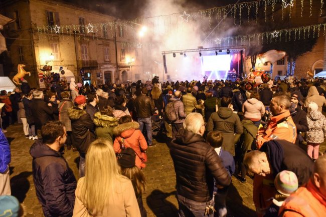 befana-piazza-civitanova-alta-FDM-5-650x434