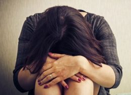 Le vende cocaina e la costringe  ad avere rapporti sessuali