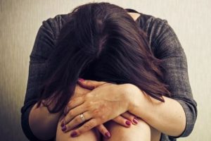 Punta il coltello alla compagna  e la colpisce con una bottigliata:  rinviato a giudizio un 35enne