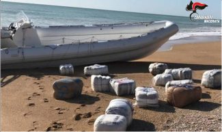 droga-spiaggia-porto-recanati-marijuana-2-1-325x193