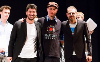 Federico-Milone-vincitore-PIMU2017-con-i-presidenti-di-giuria-Fabrizio-Bosso-e-Kurt-Rosenwinkel-325x201