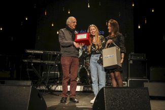 GLOSIE-Premio-Gradimento-del-Pubblico2-325x217