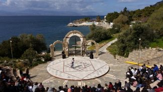 Lucrezia-Ercoli-al-Festival-della-Filosofia-in-Magna-Grecia