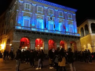autismo-giornata-mondiale-palazzo-comune-macerata-si-tinge-di-blu