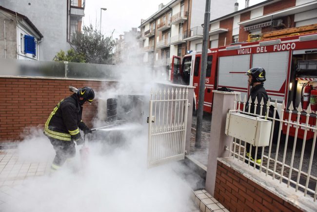 incendio-contatori-via-regina-elena-civitanova-FDM-3-650x434