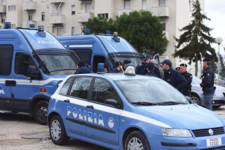 manifestazione-senegalesi-polizia-porto-recanati-FDM-1-325x217