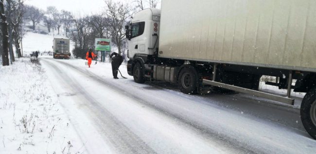 neve-san-severino-camion-1-650x317
