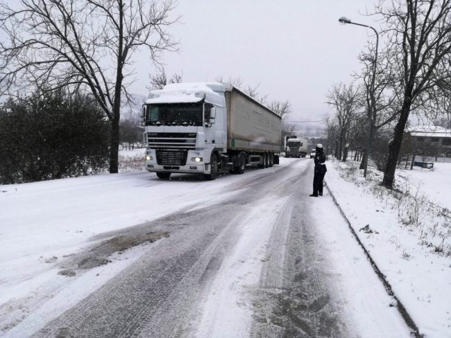 neve-san-severino-camion-2-650x488