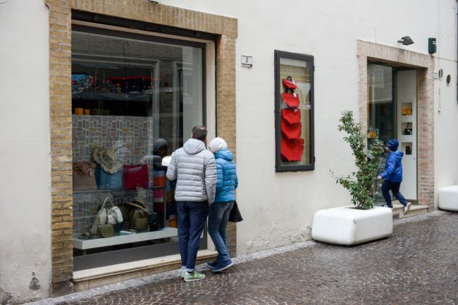 Pasqua2018_NegoziChiusi_Turisti_FF-1-650x434