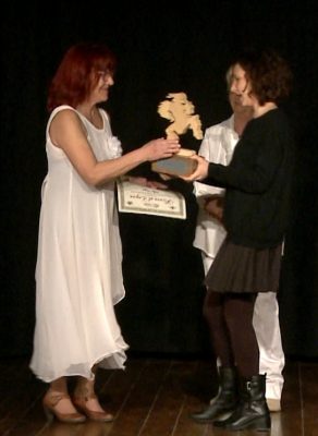 Rita-Papa-riceve-il-Trofeo-da-Laura-Nocelli