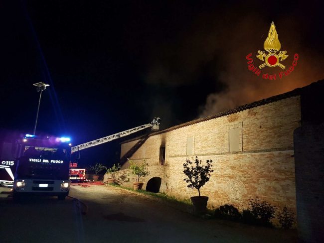 casolare-a-fuoco-corridonia-1-650x488