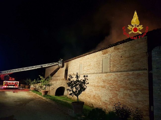 casolare-a-fuoco-corridonia-2-1-650x488