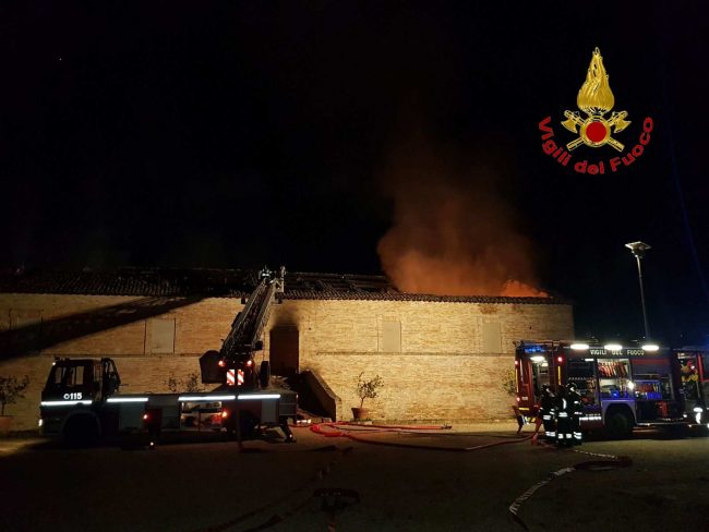 casolare-a-fuoco-corridonia-3-650x488